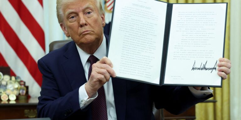 Giro internacional: juiz federal suspende decreto de Donald Trump
