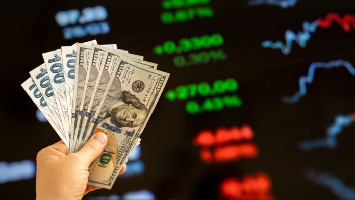 Ibovespa e dólar fecham em queda, à espera da Super Quarta