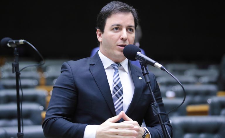 Deputado Célio Studart (PSD-CE) fala no Plenário da Câmara dos Deputados