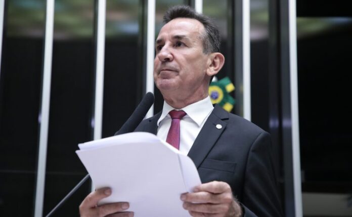 Deputado Jorge Goetten fala ao microfone