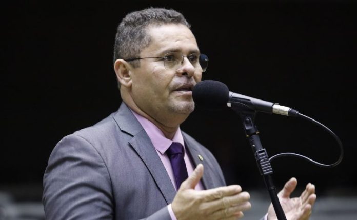 Deputado Albuquerque fala ao microfone