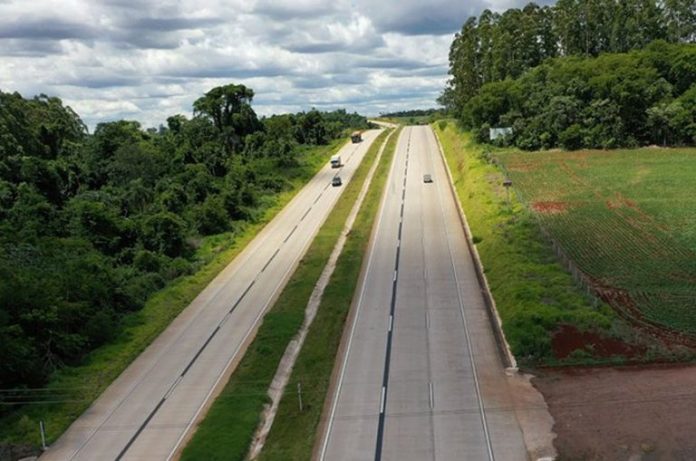 Trecho da BR-163, no Paraná - estrada - rodovia
