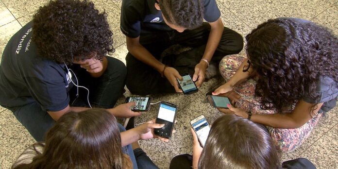 MEC lança guias sobre uso de celulares em ambiente escolar