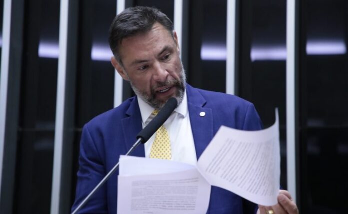 Deputado Marangoni fala ao microfone