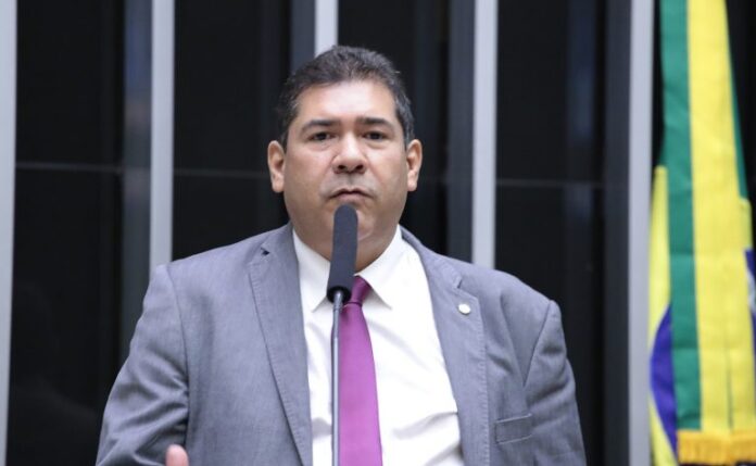 Deputado Pedro Jr fala ao microfone