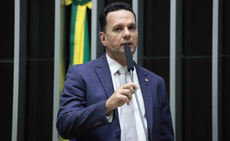 Deputado Josenildo fala ao microfone