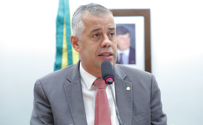 Deputado Evair Vieira de Melo fala ao microfone