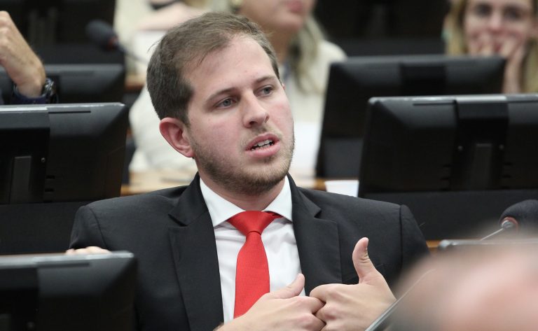 Deputado Pedro Campos fala ao microfone