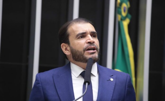 Deputado Delegado Marcelo Freitas fala ao microfone