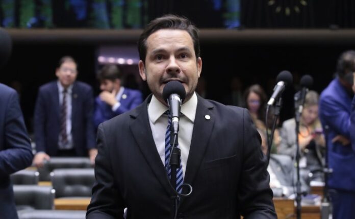 Deputado Capitão Alberto Neto fala ao microfone