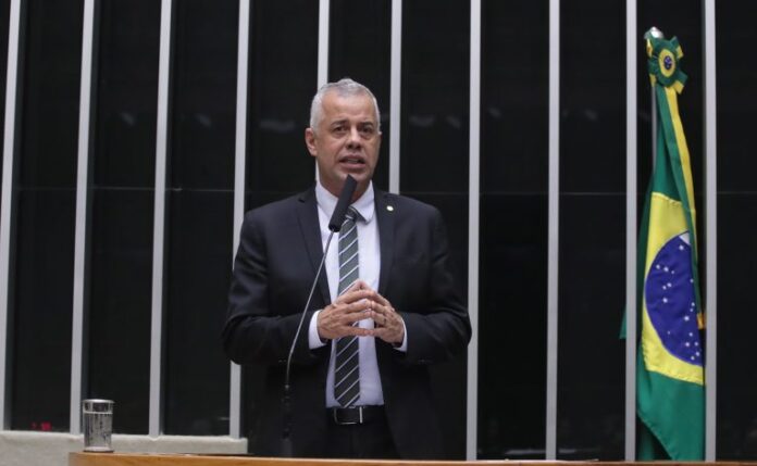 Deputado Evair Vieira de Melo fala ao microfone