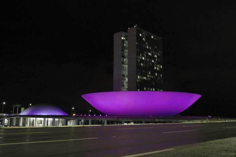 O Congresso Nacional iluminado de roxo durante o mês de janeiro, em apoio à campanha nacional de combate e prevenção à hanseníase