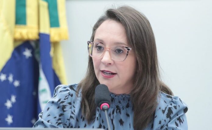 Deputada Renata Abreu (Pode-SP) fala em comissão da Câmara dos Deputados