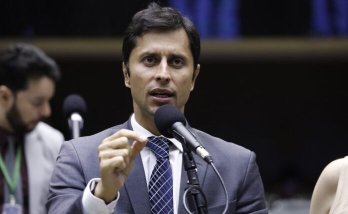 Deputado Duarte Jr. fala ao microfone