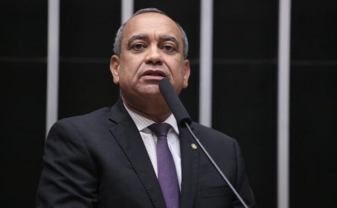 Deputado Max Lemos (PDT-RJ) fala no Plenário da Câmara dos Deputados