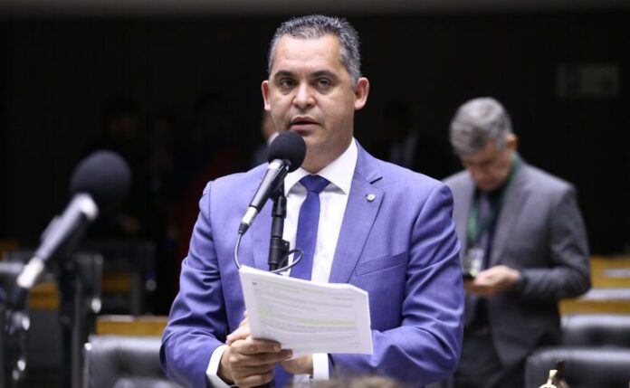 Deputado Gilson Daniel fala ao microfone