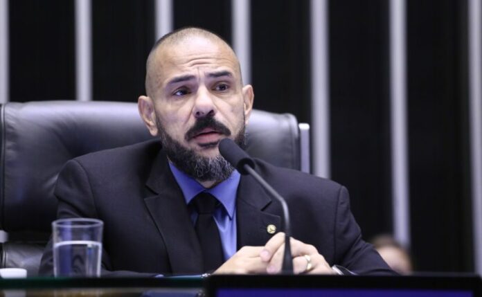 Depuitado Sargento Portugal fala ao microfone