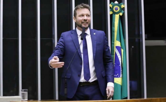 Deputado Mauricio Marcon fala ao microfone