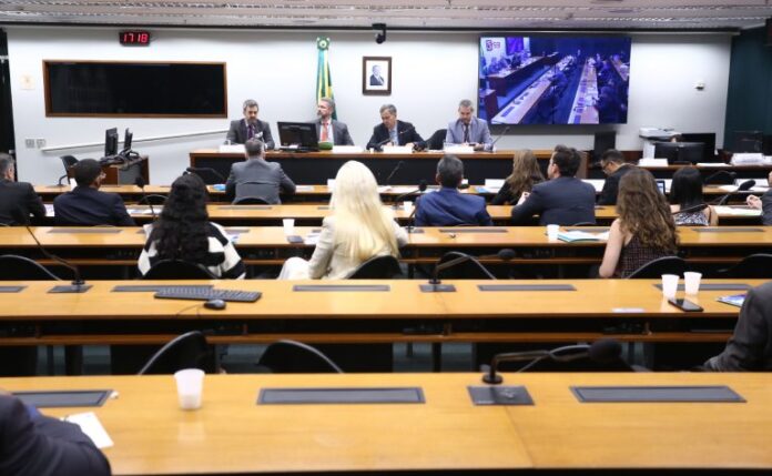 Reunião Técnica. Diretor de Desenvolvimento da Indústria de Bens de Consumo Não Duráveis e Semiduráveis - Ministério do Desenvolvimento, Indústria, Comércio e Serviços, Rafael Codeço, Diretor da Consultoria Legislativa, Aurélio Palos, Dep. Félix Mendonça Júnior (PDT-BA) e Consultor Legislativo, Pedro Garrido da Costa Lima