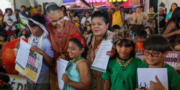 Crianças indígenas entregam manifesto pelo meio ambiente a ministras
