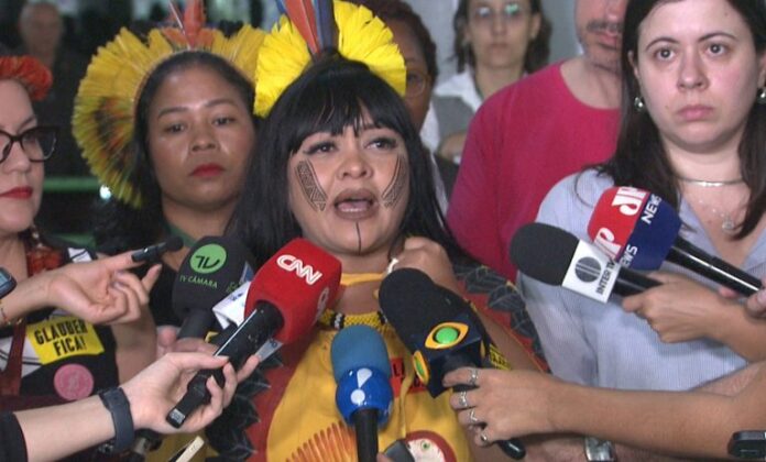 Deputada Célia Xakriabá concede entrevista coletiva