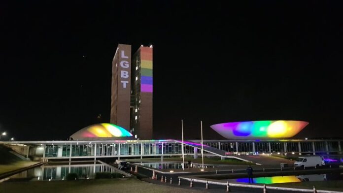 Congresso Nacional iluminado comm as cores do arco-íris