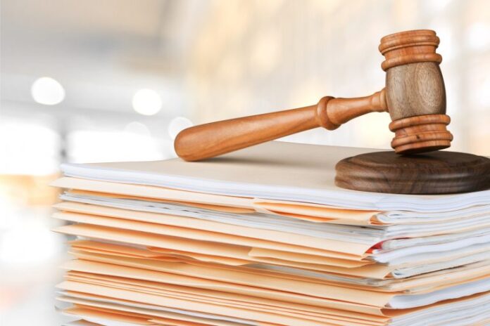 Um martelo de juiz em cima de processos