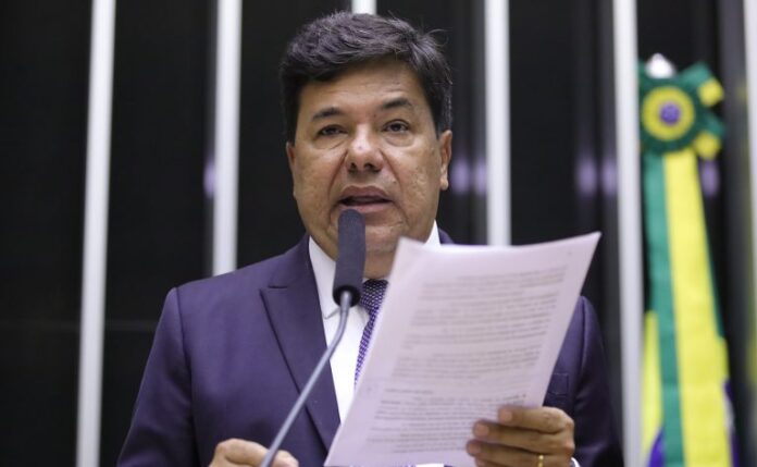 deputado Mendonça Filho discursa no plenário