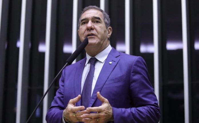 Deputado Luiz Gastão fala ao microfone
