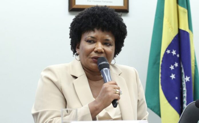 Uma mulher negra fala ao microfone