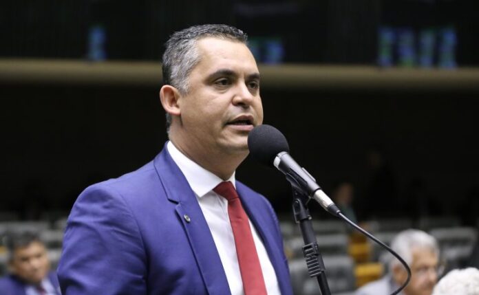 Deputado Gilson Daniel fala ao microfone