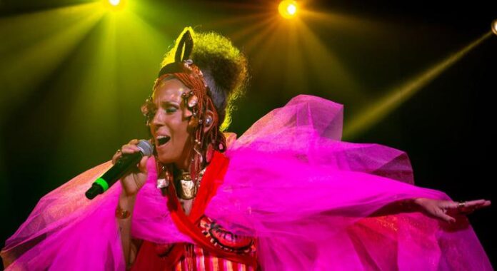 Artista brasileira exalta musicalidade e beleza da língua portuguesa