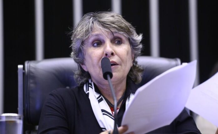 Deputada Erika Kokay a fala ao microfone