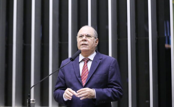 Deputado Hildo Rocha fala ao microfone