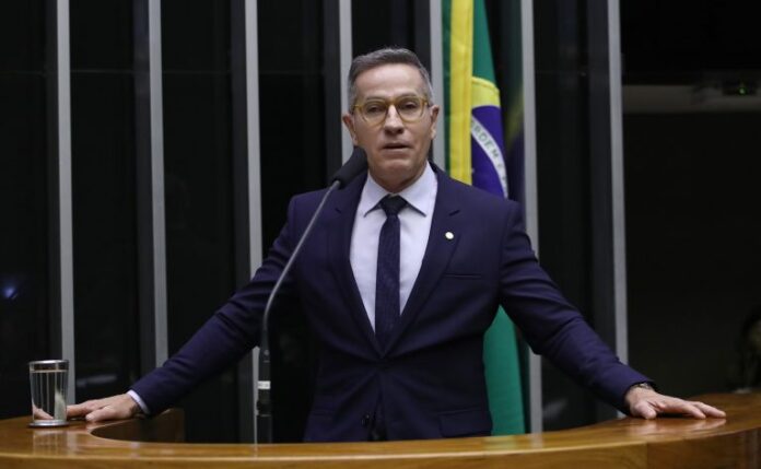 Deputado Nitinho fala ao microfone