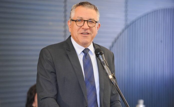 Ministro Alexandre Padilha fala ao microfone