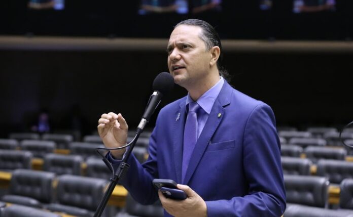 Deputado Weliton Prado fala ao microfone