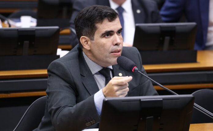 Deputado Ricardo Ayres fala ao microfone