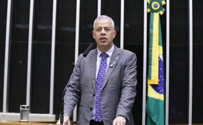 Deputado Evair Vieira de Melo fala ao microfone