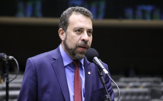 Deputado Guilherme Boulos fala ao microfone