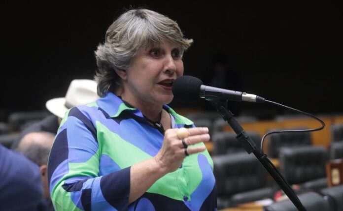 Deputada Erika Kokay a fala ao microfone