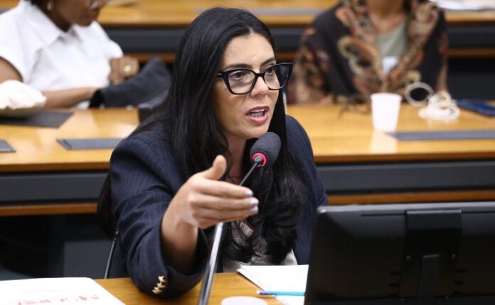 Deputada Delegada Ione (Avante-MG) fala em comissão da Câmara dos Deputados