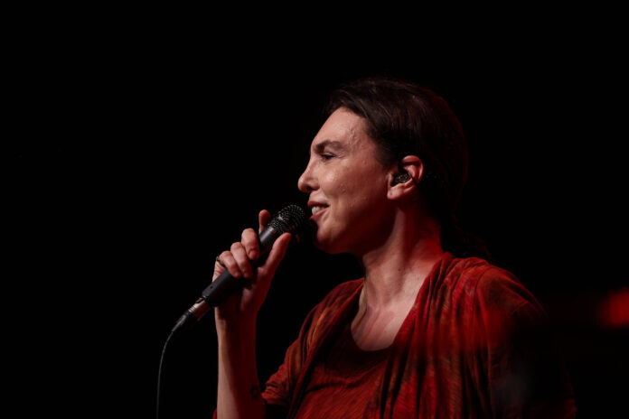 Adriana Calcanhotto faz show grátis no Toca Brasil - 25/08/2025 - Shows
