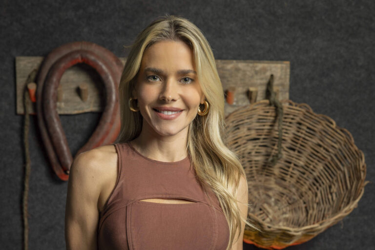 Monique Alfradique fala sobre monogamia e Êta Mundo Melhor - 19/08/2025 - Televisão