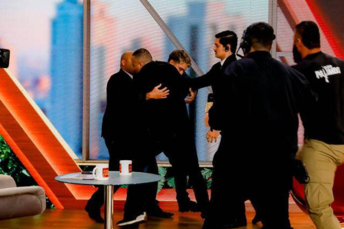 Casos de Família: homem agride ex-namorada no programa - 20/08/2025 Casos de Família: homem agride ex-namorada no programa - 20/08/2025 - Televisão