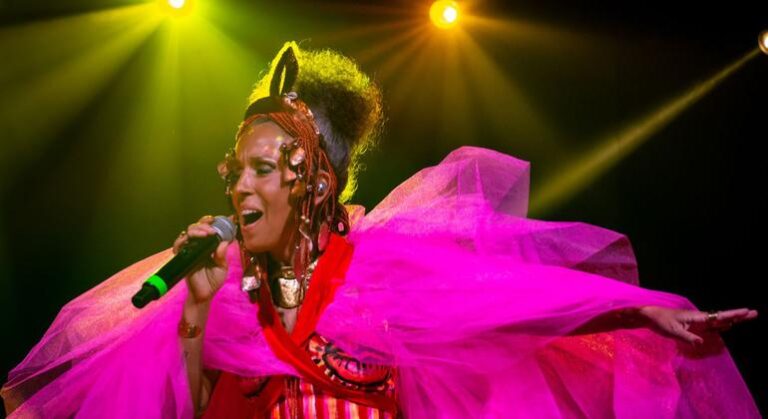 Artista brasileira exalta musicalidade e beleza da língua portuguesa