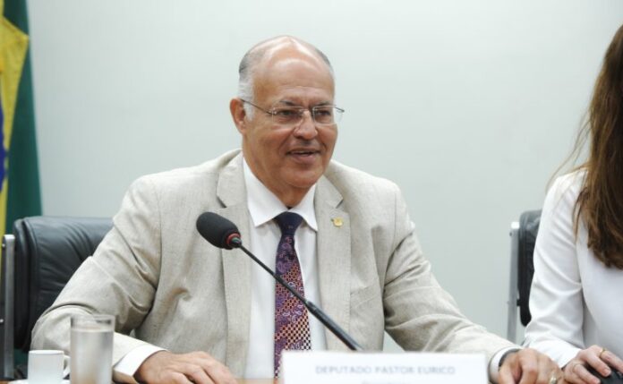 Comissão aprova projeto que prevê o atendimento de filhos em Instalação da comissão e eleição de presidente e vice-presidentes. Dep. Pastor Eurico (PL-PE)