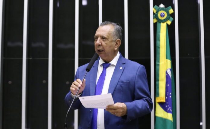 Deputado Antonio Andrade (Republicanos-TO) fala no Plenário da Câmara dos Deputados