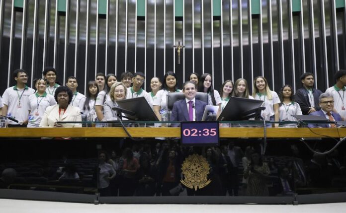 Debate sobre a proteção de crianças e adolescentes em ambientes digitais.