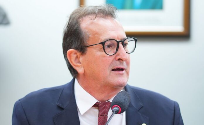 Comissão aprova projeto que prioriza pessoas idosas nos serviços de Audiência Pública - Humane Washing e compromissos de sustentabilidade e bem-estar animal. Dep. Nilto Tatto (PT-SP)